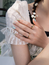Load image into Gallery viewer, Tiffany and Daisy
